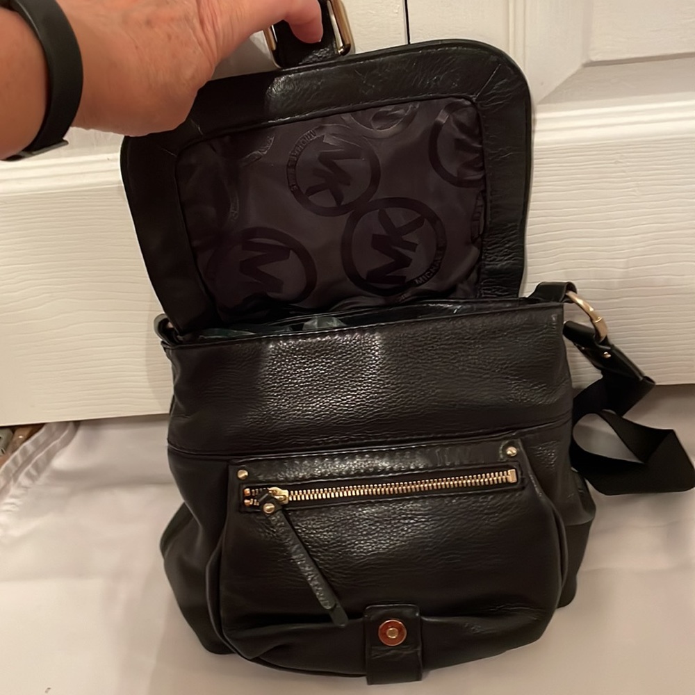 MICHAEL KORS BLACK LEATHER MESSENGER PURSE - Picture 4 of 12